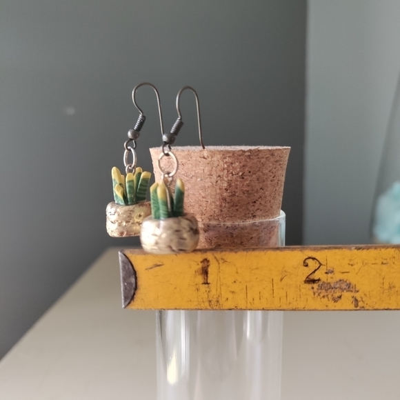 mini potted plant Earrings - Picture 2 of 3